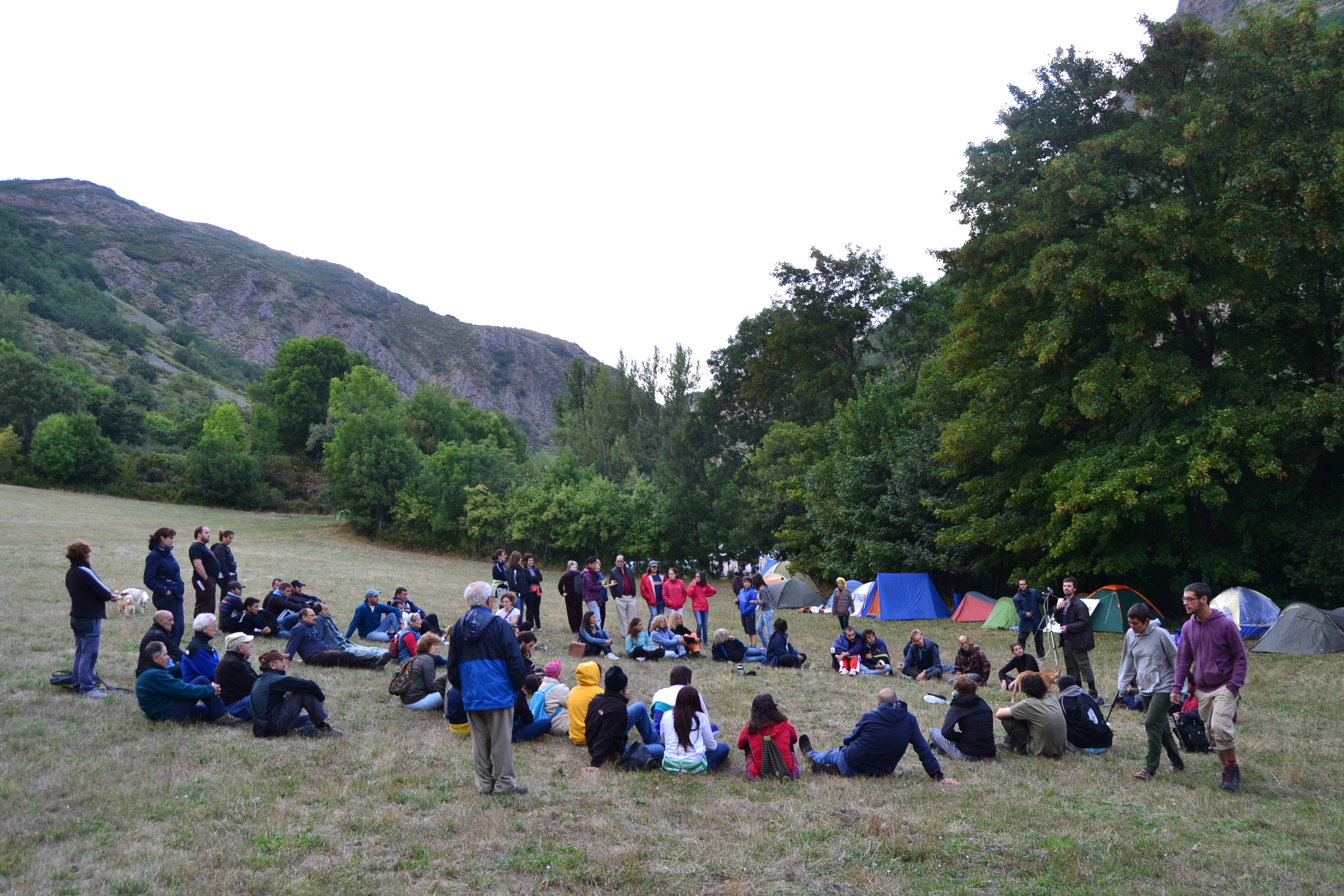La acampada SOS Laciana no se va: nuevos grupos de trabajo
